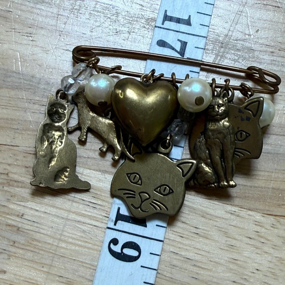Vintage‎ Whimsical Cat Heart Pearl Charm Safety Pin Brooch Gold Bronze Tone